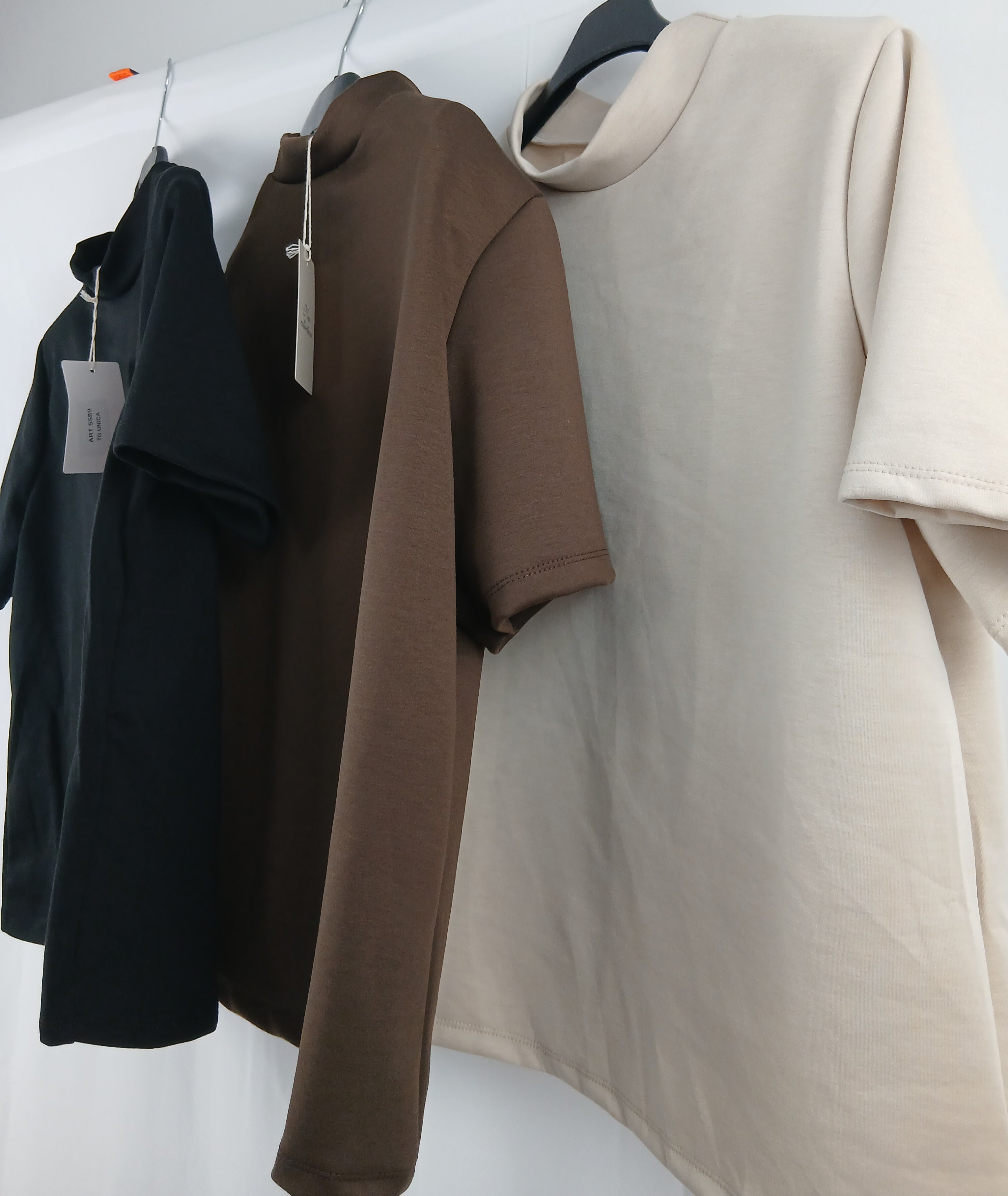 T-Shirt Collo Alto con Spallina