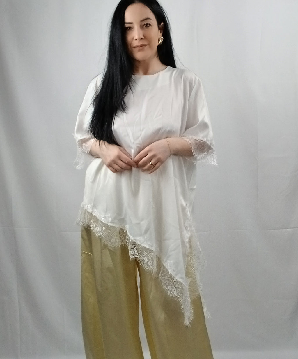 Maglia Curvy in Raso con Rifiniture in Pizzo