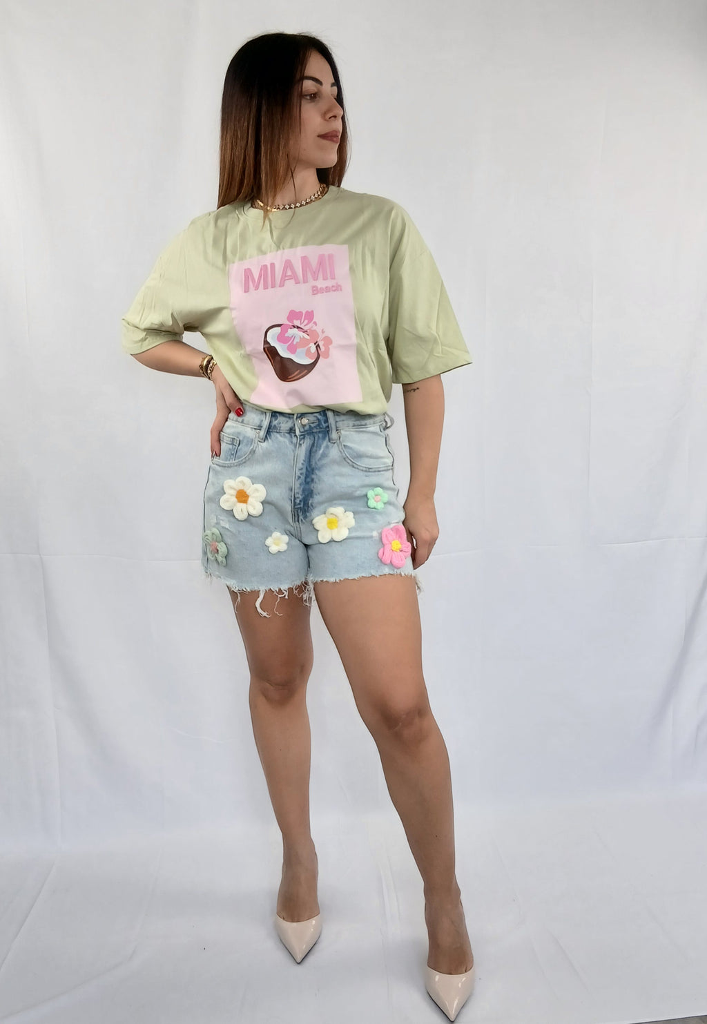 Jeans con fiori cuciti