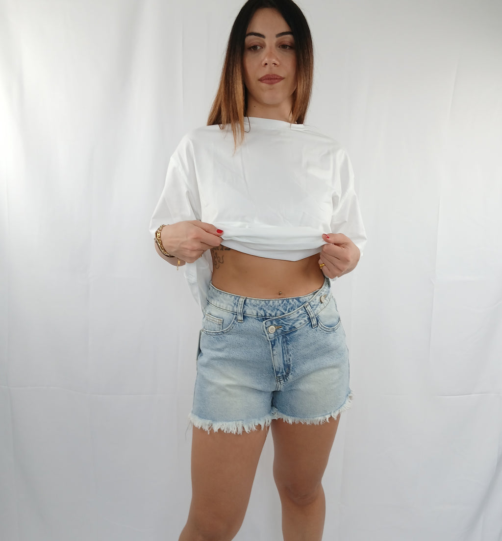 Jeans corto bottone laterale