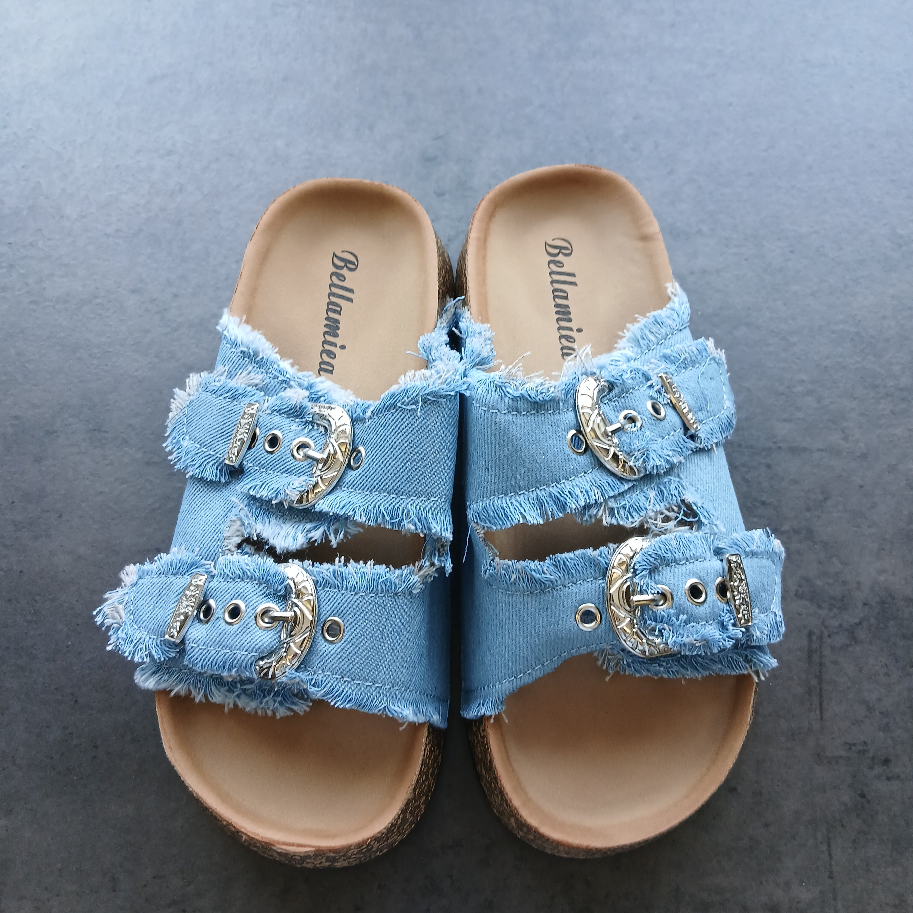Sandalo glamour in jeans a due fibie laterali