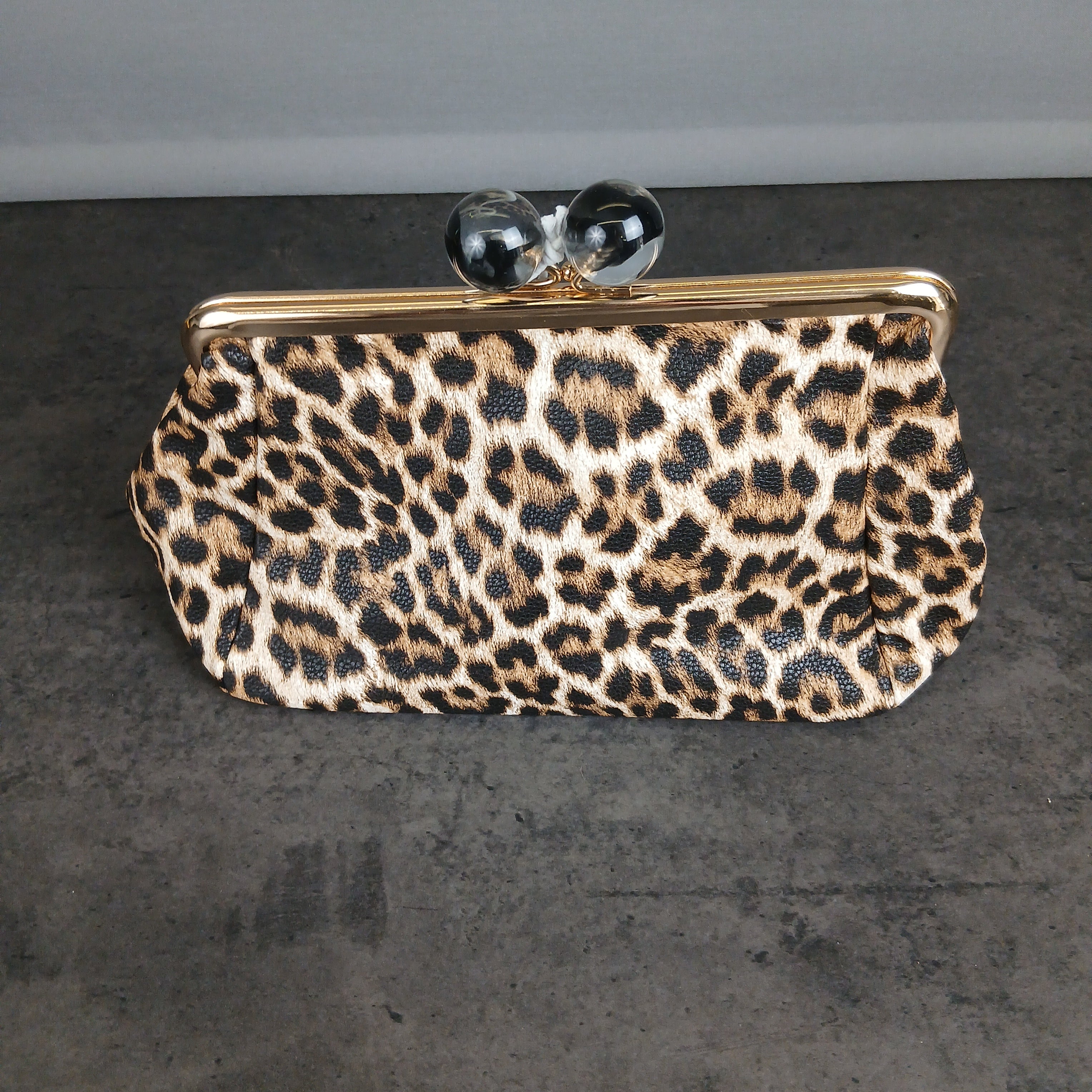 Pochette animalier con chiusura a bacio
