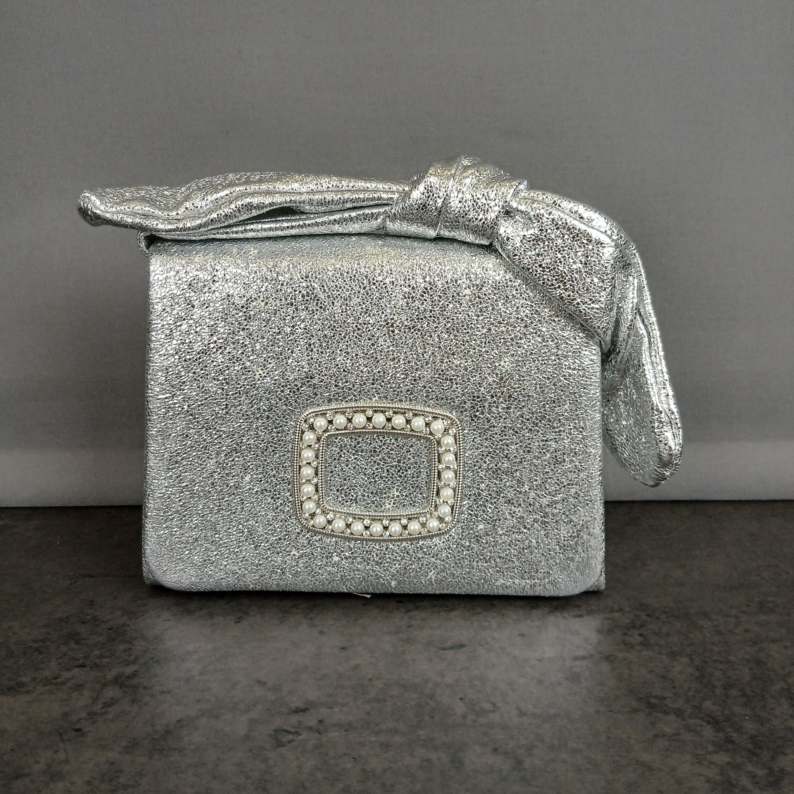 Borsa a Mano con Patta in Brillantini e Perle