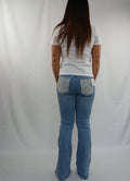 Pantalone jeans zampa con tasche brillantini e bianco