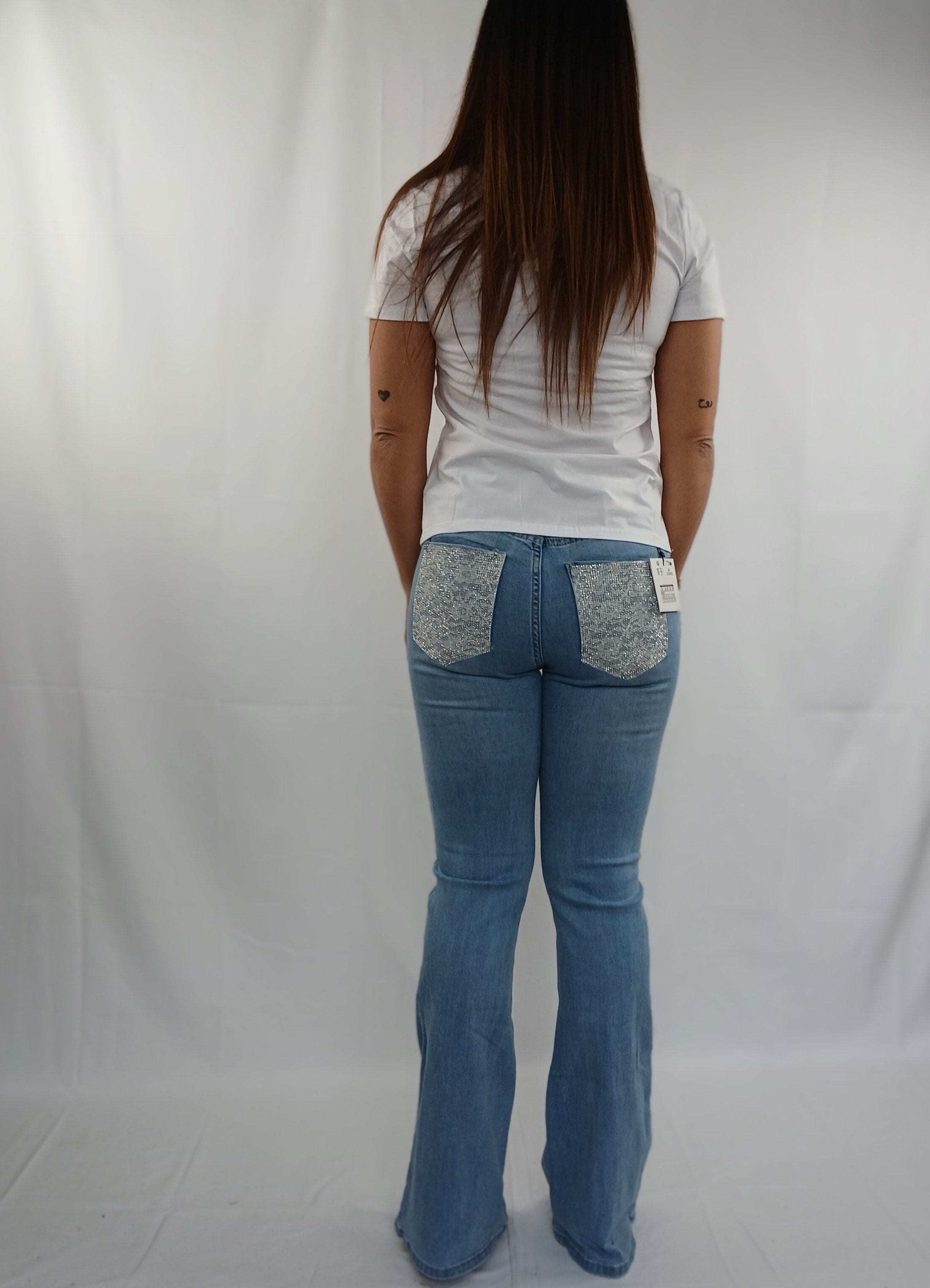Pantalone jeans zampa con tasche brillantini e bianco