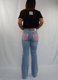Pantalone jeans zampa con tasche rosa e brillantini